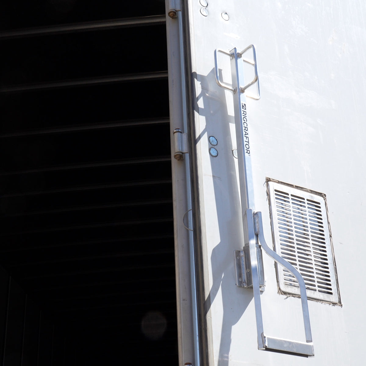 his ladder combines lightness and strength, with a load capacity of 450 lbs