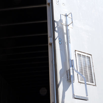 his ladder combines lightness and strength, with a load capacity of 450 lbs 