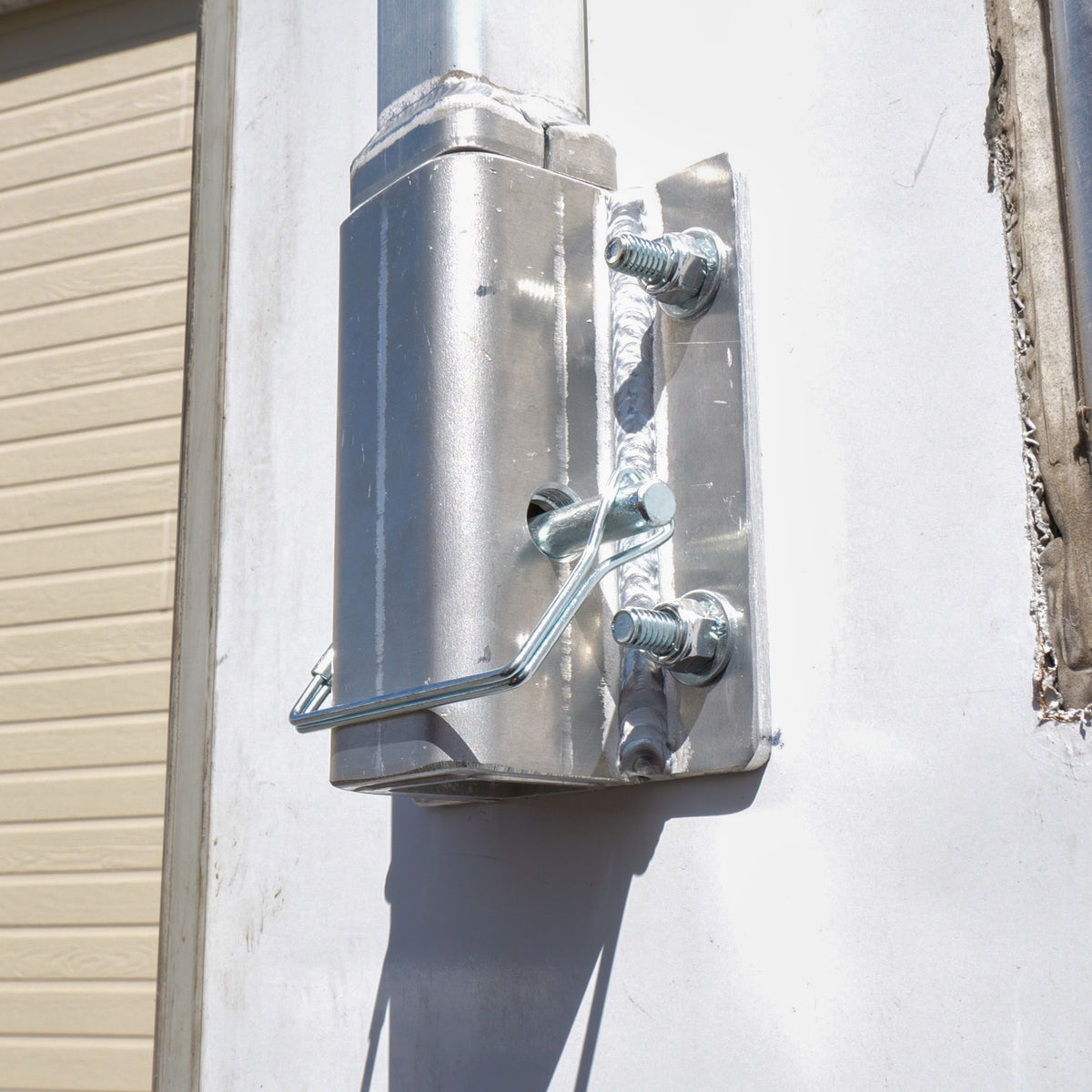 Compatible with All Drybox Ladders
This bracket fits all stand ladders for Drybox trailers, mounting securely on the rear or inside the door for convenient storage